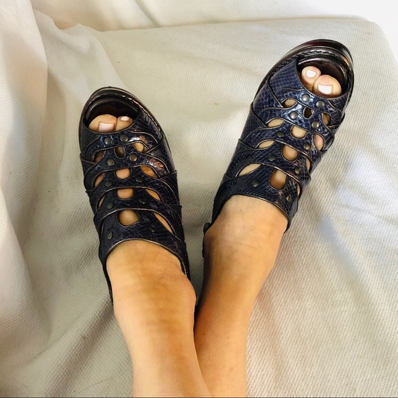 Bottega Veneta Eggplant Snakeskin shoes. - Picture 1 of 8